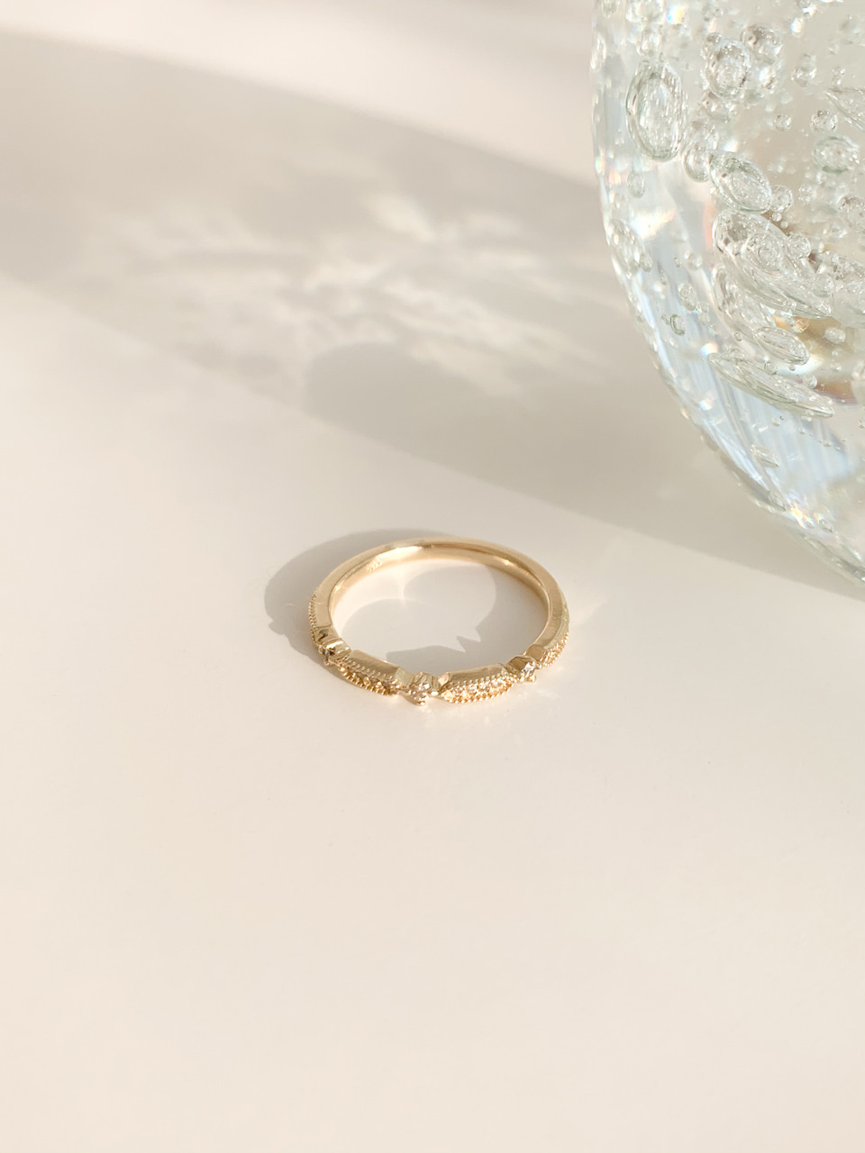 Feminine ribbon Cognac Diamond Ring