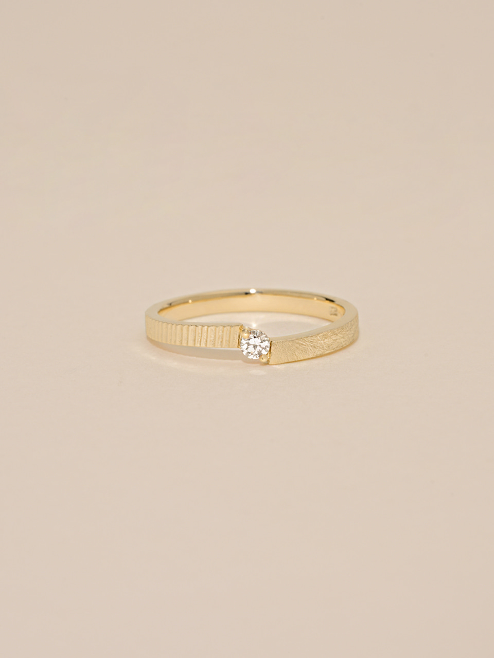 Mei Texture Diamond Ring